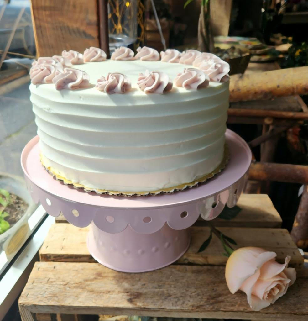 Very Berry 9 inch cake with cake stand
